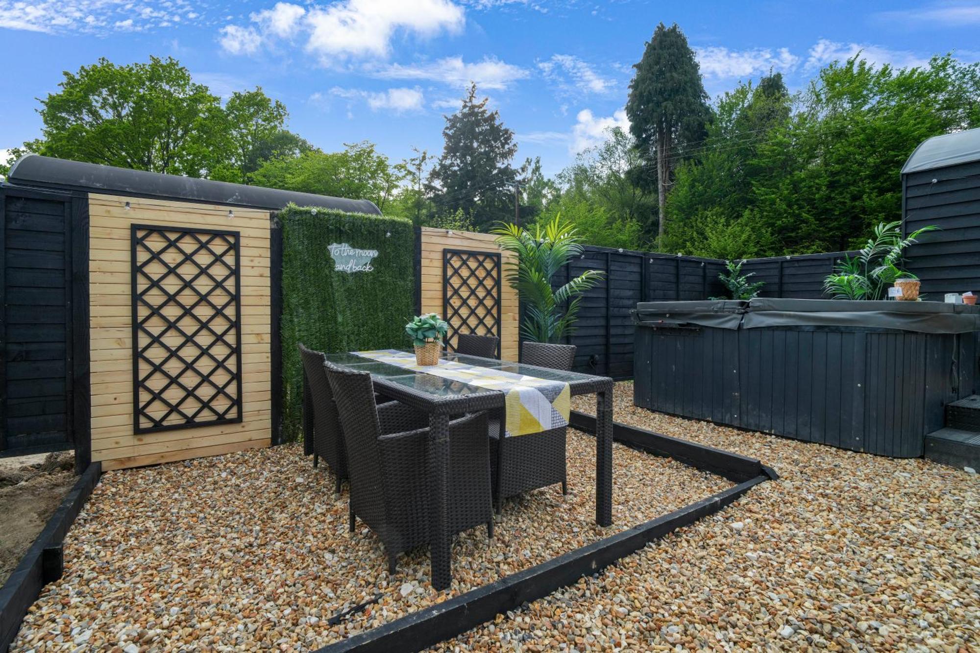 The Lodge At The Outside Inn Mountfield エクステリア 写真